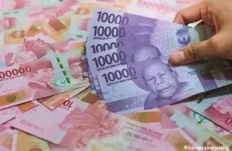 Rupiah Melemah Dekati Rp16.000 per Dolar AS