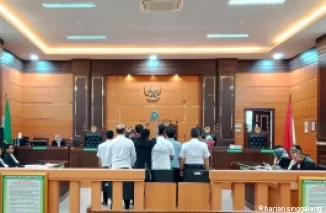 Tujuh saksi disumpah sebelum memberikan keterangan dalam sidang lanjutan kasus dugaan korupsi mantan Ketua DPRD Kabupaten Sijunjung, Rabu (20/11) di Pengadilan Negeri Padang. (wy)