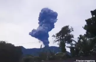 Foto Gunung Marapi saat meletus, Rabu (6/11) pukul 05.45 WIB pagi. (Maswir Chaniago)