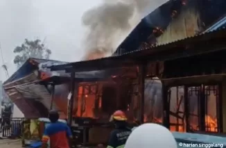 Kebakaran di Banuaran Kota Padang, Jumat (15/11). (ist)