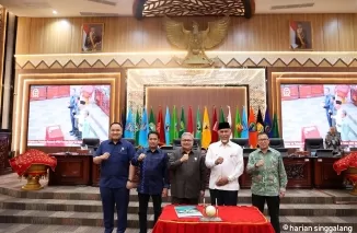 Unsur pimpinan DPRD Sumbar, Gubernur dan Plt Sekda pasca penandatanganan penetapan APBD Sumbar Tahun 2025 saat rapat paripurna, Kamis (28/11) sore-ist