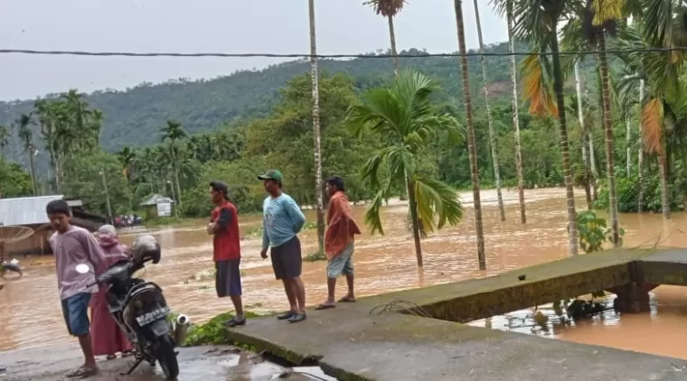 Banjir Melanda 4 Kecamatan di Pessel, Jembatan Penghubung Tiga Nagari Putus