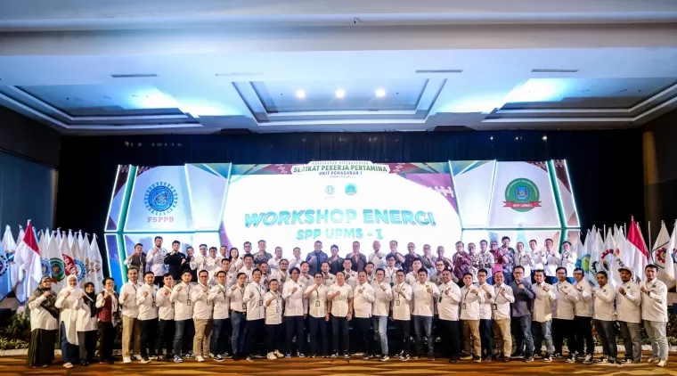 Ketua Umum SPP UPms I Medan, Irsal  foto bersama dengan anggota Serikat Pekerja Pertamina Unit Pemasaran I (SPP UPms I) Medan.  (ist)