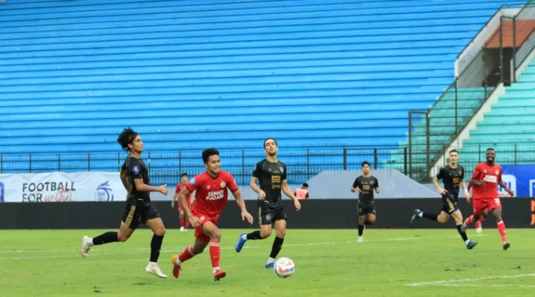 KALAG LAGI- Skuad Semen Padang FC kembali alami kekalahan. Kali ini di markas PSIS Semarang, Stadion Moch Soebroto,Magelang, Minggu (1/12) petang. Striker Semen Padang FC, Gala Pagamo gagal cetak gol. (mo spfc)