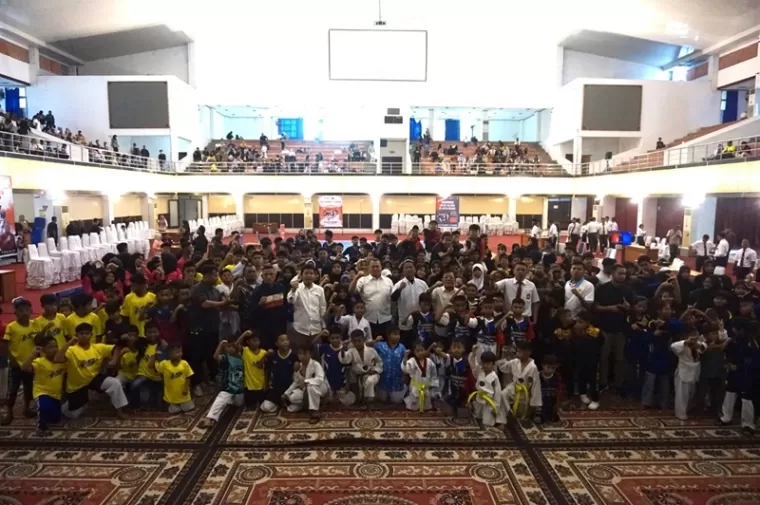 BUKA - Ketua Pengkot TI Padang, Mursalim, A.P., M.Si. foto bersama dengan taekwondoin yang tampil di Kejuaraan Taekwondo antar-Dojang se-Kota Padang, Sabtu (28/12) di Auditorium Unand Kampus Limau Manis. (ist)