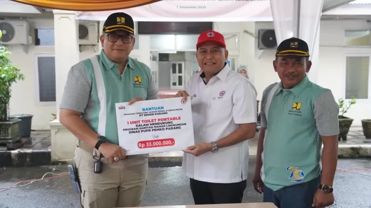 Direktur Keuangan &amp; Umum PT Semen Padang, Oktoweri, menyerahkan bantuan toilet portable kepada Pj Walikota Padang, Andree Harmadi Algamar, usai apel Peringatan Hari Bakti Pekerjaan Umum ke-79 di Kantor Dinas PUPR Kota Padang.Ist