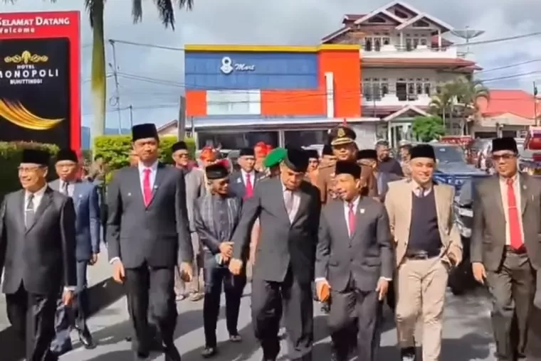 Erman Safar didampingi Wakil Walikota Marfendi dan ketua DPRD Syaiful Efendi menuju tempat acara HJK Bukittinggi ke 240 di Balai Sidang Hatta Minggu 22 Des. (ist)