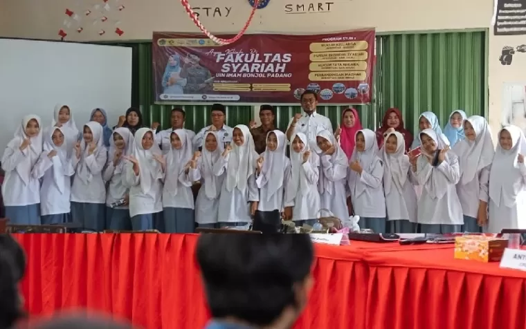 Akademisi Fakultas Syariah UIN Imam Bonjol Padang bersama Siswa MAN Sawahlunto. (armadison)