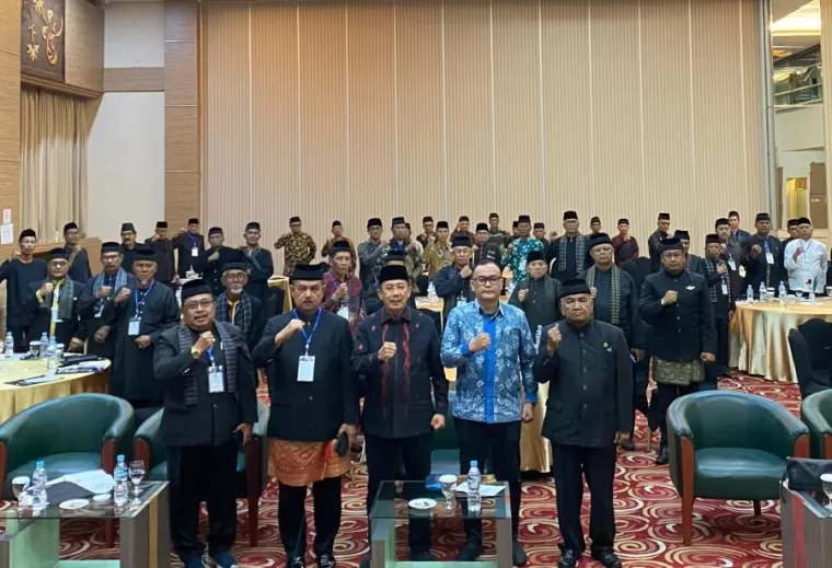 Foto Bersama pada pembukaan kegiatan Bimbingan Teknis Peningkatan Kapasitas Lembaga Adat, yang dilaksanakan oleh Dinas Kebudayaan Sumbar, di Bukittinggi, Jumat (13/12).Ist