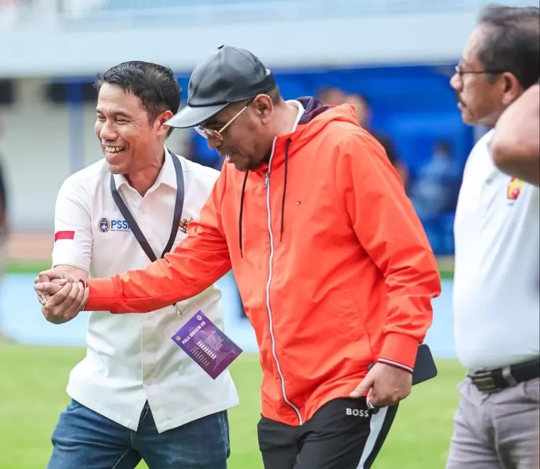 H. Arisal Aziz bersama Sekjen PSSI Yunus Nusi pada momen final Soeratin U-15 tahun 2024