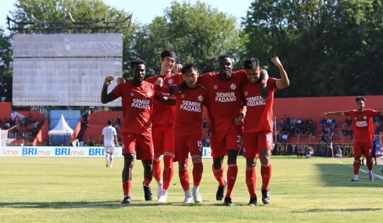 Skuad Semen Padang FC gagal lagi menang di markas Stadion H. Agus Salim, Padang menjamu Arema FC, Jumat (27/12) sore. (mo spfc)