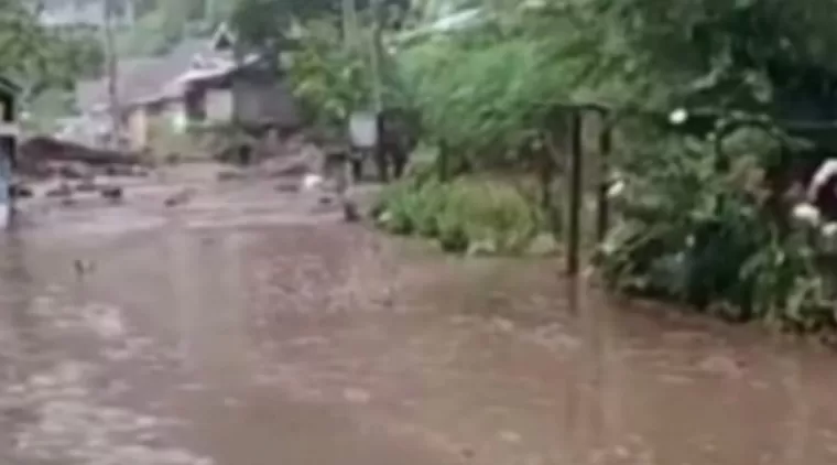 Hujan Deras Sebabkan Banjir dan Longsor di Tanjung Raya, Akses Jalan Putus Total