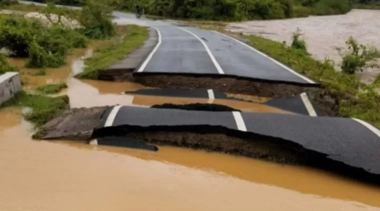 Jalan Provinsi di Pesisir Selatan Putus Akibat Banjir