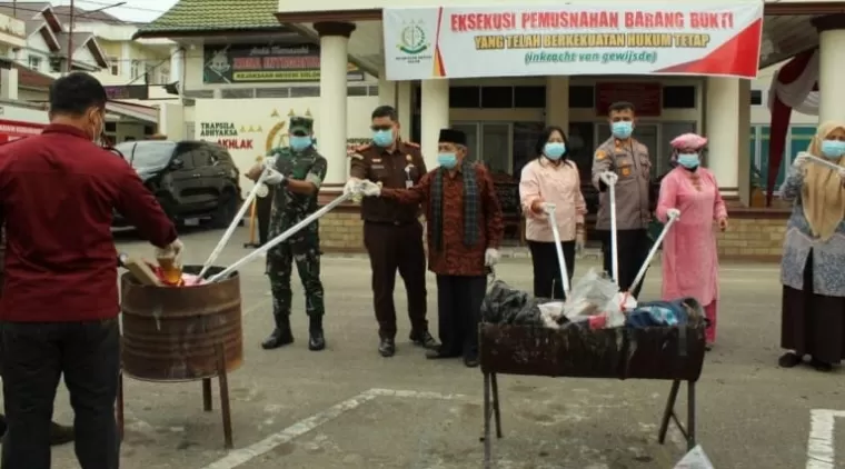 Kejaksaan Negeri Solok Musnahkan Barang Bukti Kejahatan, Termasuk 3 Pucuk Senpi