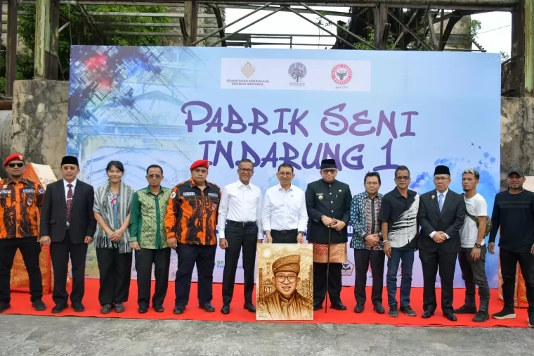 Foto: Menbud Fadli Zon Datuak mengunjungi Pabrik Indarung I PT Semen Padang, pabrik semen pertama di Indonesia dan Asia Tenggara yang telah berusia lebih dari satu abad, Kamis (19/12).ist