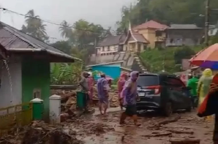 Lima Rumah dan Bengkel di Tanjung Raya Agam Disapu Longsor