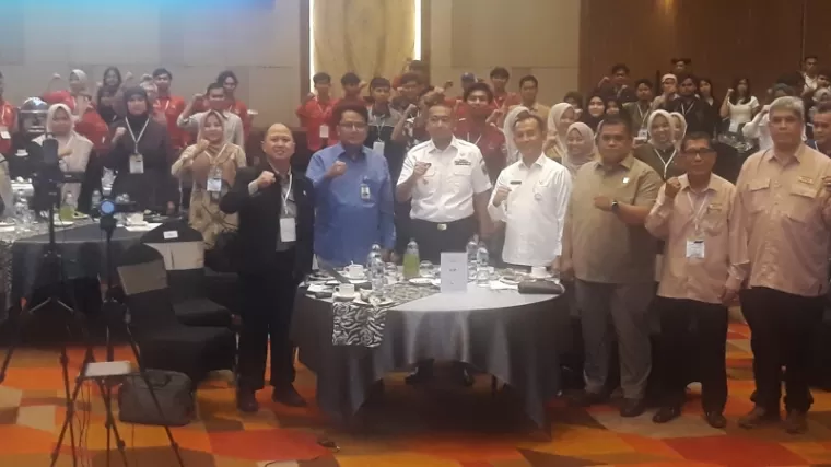 Wakil Gubernur Sumbar Audy Joinaldi hadiri Diskusi Panel dan Customer Gathering Bahas Optimalisasi Ketenagalistrikan untuk Dorong Ekonomi yang digelar MKI Sumbar. (Bambang)