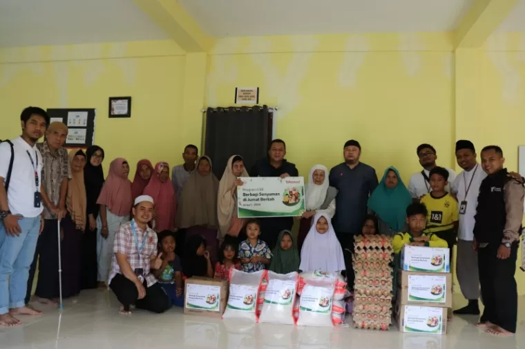 Peduli Yatim dan Dhuafa, Telkomsel Salurkan Bantuan Berbagi Senyuman di Jumat Berkah