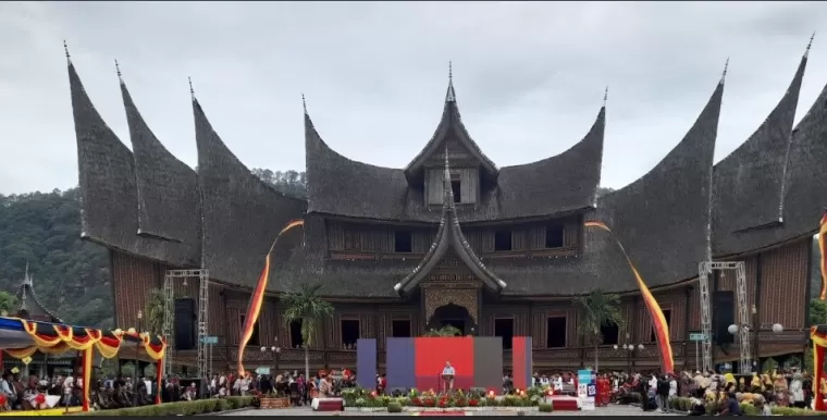 Pembukaan Festival Pesona Minangkabau Berlangsung Meriah di Istano Basa Pagaruyung