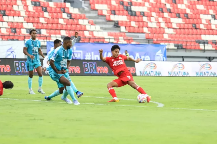 Persik Bekuk Semen Padang 3-1