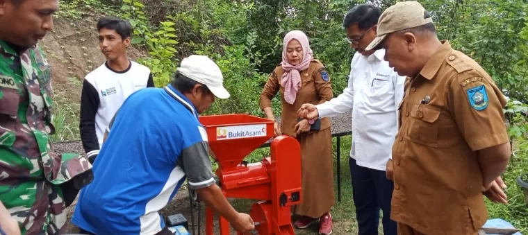 General Manager PT Bukit Asam Unit Pertambangan Ombilin, Yulfaizon dan Kepala Dinas Ketahanan Pangan, Pertanian dan Perikanan Sawahlunto, Heni Purwaningsih tengah mengoperasikan alat pengupas biji kopi.(armadison)