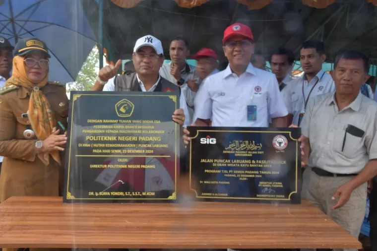 Direktur Utama PT Semen Padang Indrieffouny Indra  (dua dari kanan) bersama dengan Direktur PNP Surfa Yondri (dua dari kiri) foto bersama usai menandatangani prasasti peresmian jalan Puncak Labuang dan Karya Bhakti Pengabdian Masyarakat PNP.ist