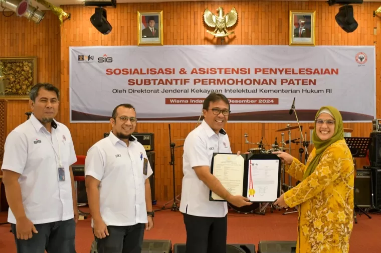 Direktur Operasi PT Semen Padang Pri Gustari Akbar menerima sertifikat paten dari Ketua Tim Kerja Pemeriksaan dan Pelayanan Teknis Paten, Direktorat Jenderal Kekayaan Intelektual, Kementerian Hukum Republik Indonesia Dian Nurfitri.Ist