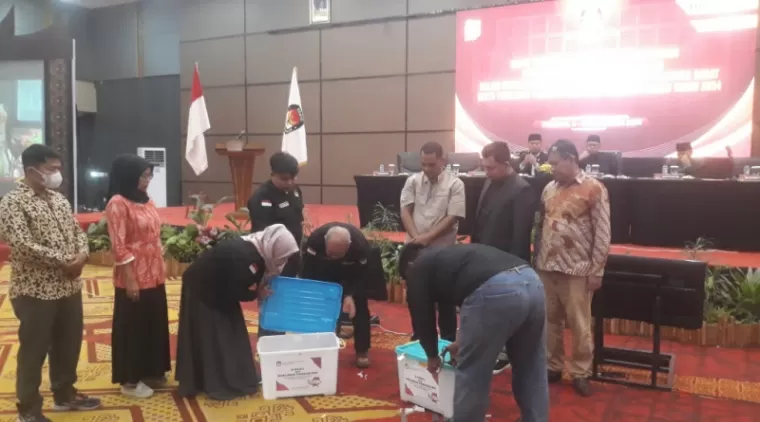 REKAPITULASI - PPK Kecamatan Padang Selatan membuka kotak suara pada rekapitulasi tingkat KPU Kota Padang disaksikan para saksi paslon dan Komisioner KPU Padang. (Bambang)