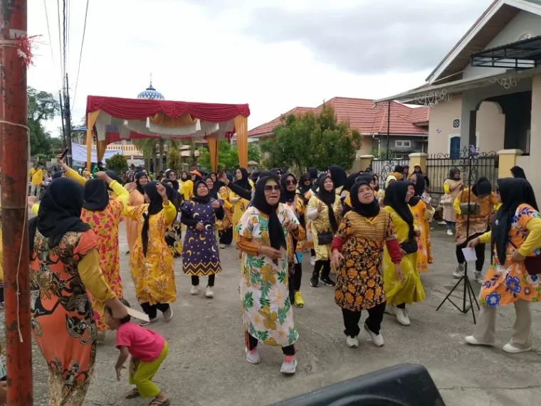 Senam Bersama Sambut Hari Ibu : Ajang Silaturahmi dan Kebugaran Kaum Ibu