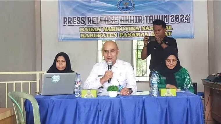 Kepala BNNK Pasbar, Rangga Noverio, SH bersama anggotanya saat menyampaikan press release akhir tahun di hadapan awak media, Selasa (24/12).(arafat)