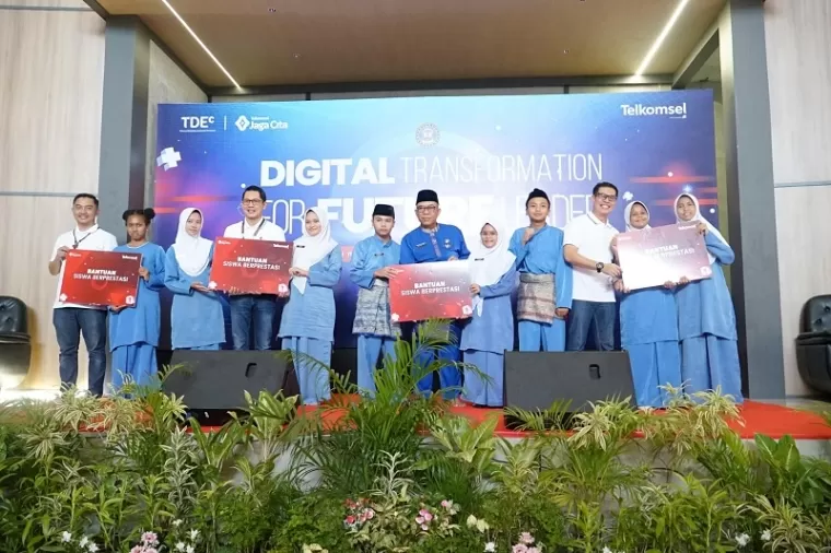 Program CSR Telkomsel Digital Empowering for Community diserahkan secara simbolis yang meliputi bantuan konektivas siswa dan sekolah, bantuan untuk siswa berprestasi, hingga penandatangan MoU antara Telkomsel dan SMAN 1 Tanjungpinang untuk mendukung trans