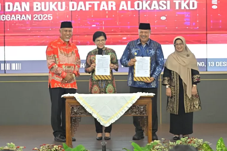 Gubernur Mahyeldi bersama Kepala Kanwil DJPb Sumbar, Syukriah HG menyerahkan DIPA dan TKD pada kabupaten se-Sumbar, Jumat (13/12) di Auditorium Gubernuran Sumbar,Ist