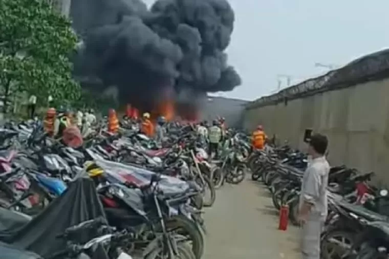 Ratusan sepeda motor di perusahaan tambang Kabupaten Halmahera Tengah Maluku Utara ludes terbakar. (Foto: Klik Halmahera)