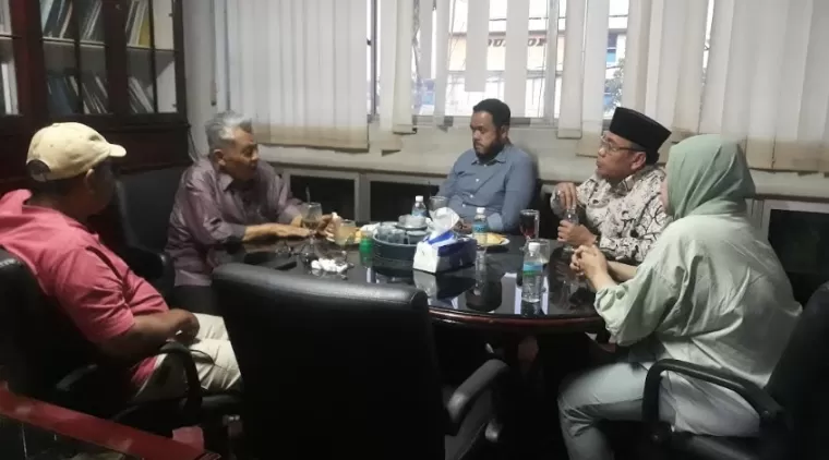 Walikota dan Wakil Walikota Padang terpilih Fadly Amran dan Maigus Nasir saat bersilaturahmi dengan Pemimpin Umum Harian Singgalang H Basril Djabar didampingi Wapemred Sawir Pribadi. (Bambang)