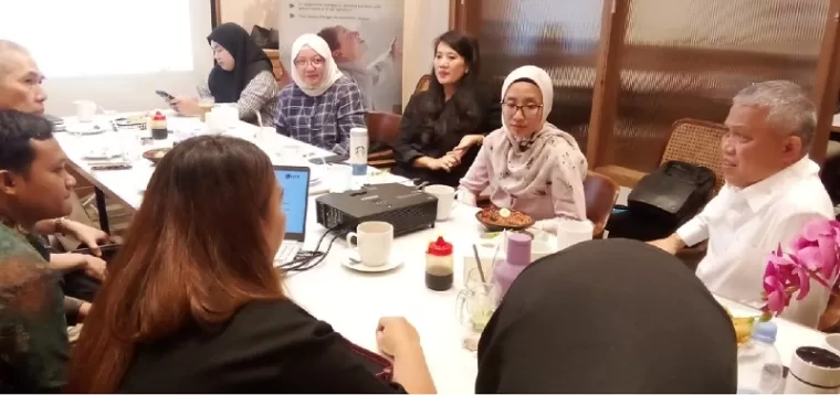 Ketua Yastroki Mayjen ( Purn) Dr. dr. Tugas Ratmono, Sp.S. MARS, MH, kanan, dalam rapat evaluasi akhir tahun 2024. (foto: ist)