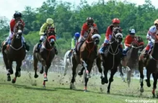 Suasana kuda berpacu di Gelanggang Pacuan Kuda Kandi, di Sawahlunto Derby.(dok. armadison)