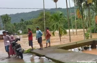 Banjir Melanda 4 Kecamatan di Pessel, Jembatan Penghubung Tiga Nagari Putus