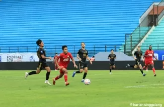 KALAG LAGI- Skuad Semen Padang FC kembali alami kekalahan. Kali ini di markas PSIS Semarang, Stadion Moch Soebroto,Magelang, Minggu (1/12) petang. Striker Semen Padang FC, Gala Pagamo gagal cetak gol. (mo spfc)