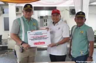 Direktur Keuangan & Umum PT Semen Padang, Oktoweri, menyerahkan bantuan toilet portable kepada Pj Walikota Padang, Andree Harmadi Algamar, usai apel Peringatan Hari Bakti Pekerjaan Umum ke-79 di Kantor Dinas PUPR Kota Padang.Ist