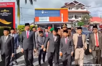 Erman Safar didampingi Wakil Walikota Marfendi dan ketua DPRD Syaiful Efendi menuju tempat acara HJK Bukittinggi ke 240 di Balai Sidang Hatta Minggu 22 Des. (ist)