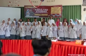 Akademisi Fakultas Syariah UIN Imam Bonjol Padang bersama Siswa MAN Sawahlunto. (armadison)