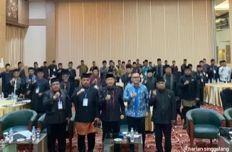 Foto Bersama pada pembukaan kegiatan Bimbingan Teknis Peningkatan Kapasitas Lembaga Adat, yang dilaksanakan oleh Dinas Kebudayaan Sumbar, di Bukittinggi, Jumat (13/12).Ist