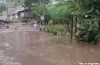 Hujan Deras Sebabkan Banjir dan Longsor di Tanjung Raya, Akses Jalan Putus Total