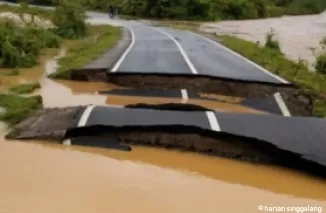 Jalan Provinsi di Pesisir Selatan Putus Akibat Banjir