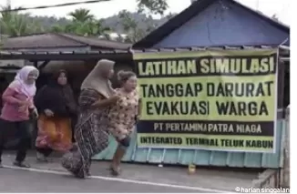 Warga berlari menyelamatkan diri saat terjadi ledakan gas LPG di IT Teluk Kabung. Namun ini hanya simulasi dari kegiatan emergency drill yang dilakukan perusahaan migas tersebut. (ist)