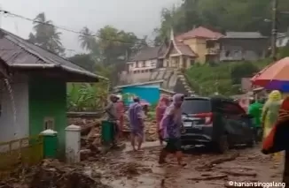 Lima Rumah dan Bengkel di Tanjung Raya Agam Disapu Longsor