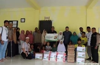 Peduli Yatim dan Dhuafa, Telkomsel Salurkan Bantuan Berbagi Senyuman di Jumat Berkah