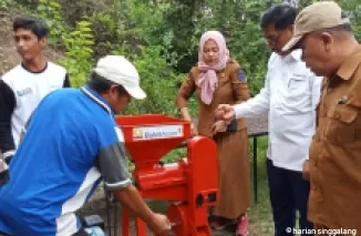 General Manager PT Bukit Asam Unit Pertambangan Ombilin, Yulfaizon dan Kepala Dinas Ketahanan Pangan, Pertanian dan Perikanan Sawahlunto, Heni Purwaningsih tengah mengoperasikan alat pengupas biji kopi.(armadison)