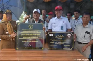 Direktur Utama PT Semen Padang Indrieffouny Indra  (dua dari kanan) bersama dengan Direktur PNP Surfa Yondri (dua dari kiri) foto bersama usai menandatangani prasasti peresmian jalan Puncak Labuang dan Karya Bhakti Pengabdian Masyarakat PNP.ist