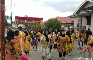 Senam Bersama Sambut Hari Ibu : Ajang Silaturahmi dan Kebugaran Kaum Ibu